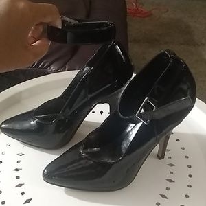 NWOT Black patent leather pumps
